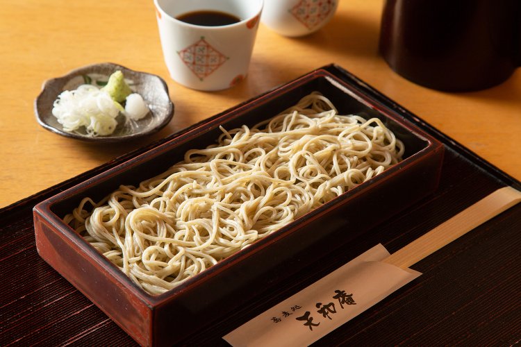 せいろ750円は細打ちの二八。そばつゆは一本釣りのかつおの薄削りをさっと煮出した京風だしがベース。