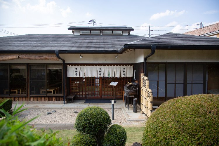 庭を眺めながら味わえる趣のある一軒家。