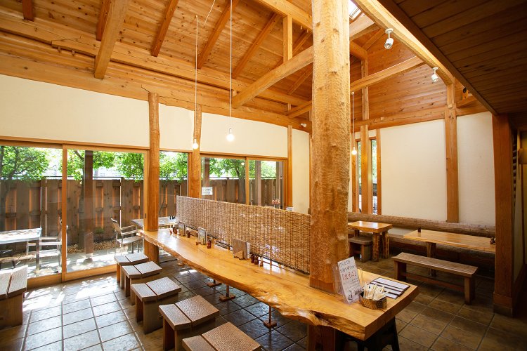 福島産の木材を用いた吹き抜けの店。ペット同伴可のテラス席もあり。