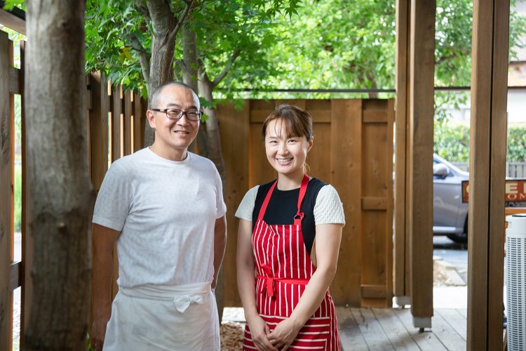 福原さん夫婦はともに打ち手。「師匠は夫。空気を抜くように打ちます」と、和世さん。