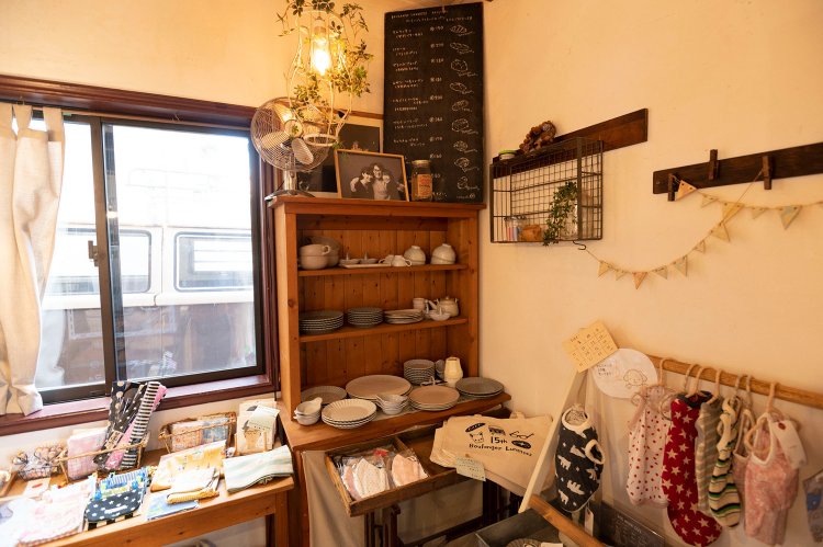 店の奥には、食器や布小物など、作家ものの雑貨を扱うコーナーもある。