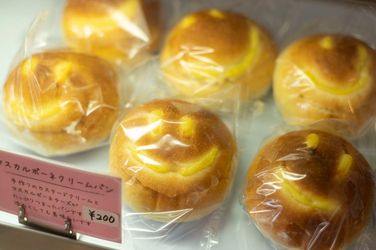 冷蔵ショーケースで目が合った、かわいい笑顔のマスカルポーネクリームパン。