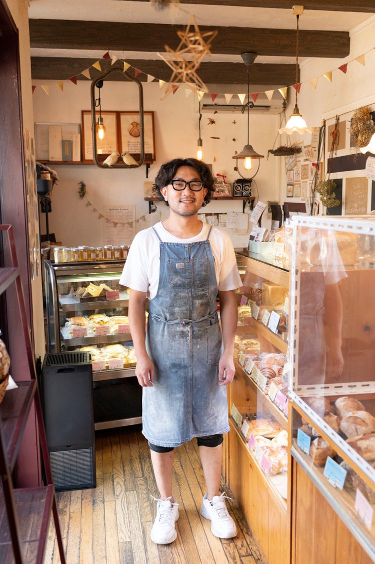 店内の内装もこつこつ手がけたという店主の若松さん。