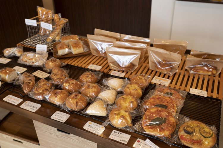 総菜系のパンも多く並ぶ。パンはみな個包装されて販売。