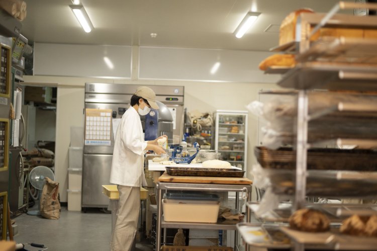広い厨房には綿貫さんの片腕となる女性パン職人の姿も。