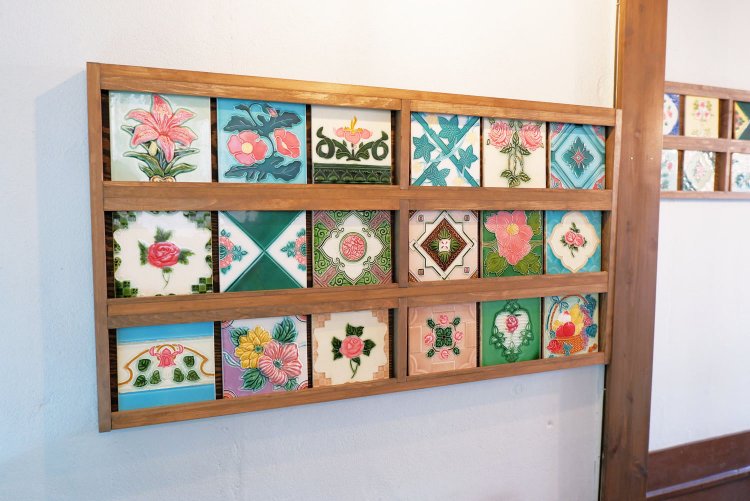 博物館から特別に貸し出されたタイル。店の一角に展示されている。