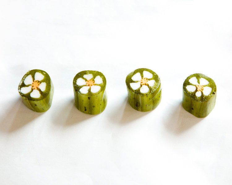 抹茶 80ｇ入り220円／かわいらしい花模様モチーフの組飴。こっくりとした甘みの後に、川越産の抹茶が爽やかに香る。