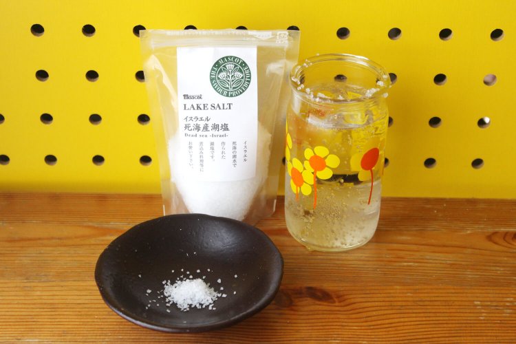 海産湖塩(イスラエル)。塩のつぶは少し大きめ。