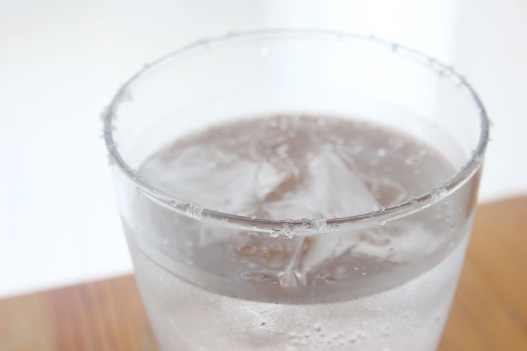 グラスのふちに塩をぬった塩ハイ。