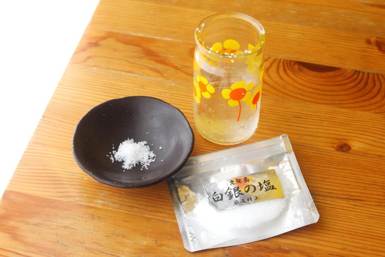 白銀の塩(日本 久米島)。味見したとき、これで塩おにぎりを作ろうと思った。