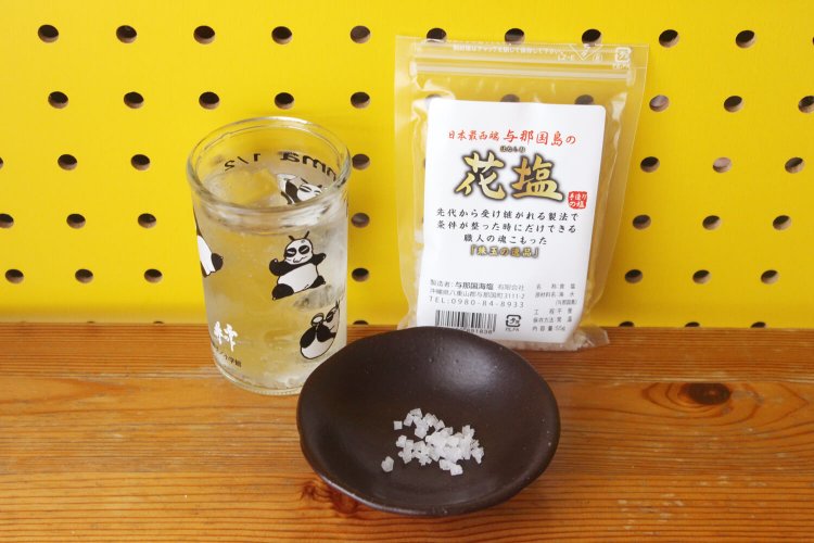花塩(日本 与那国島)。粒子がかなり大きいタイプを購入。