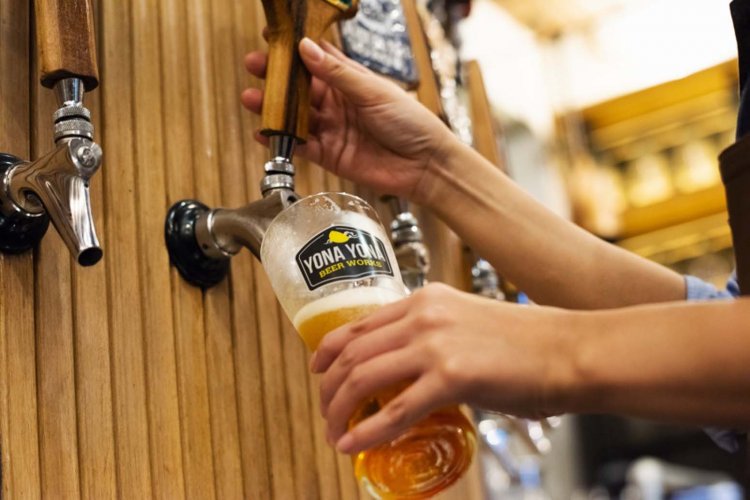 目の前で注がれるビールを見ていると、より期待が高まる。