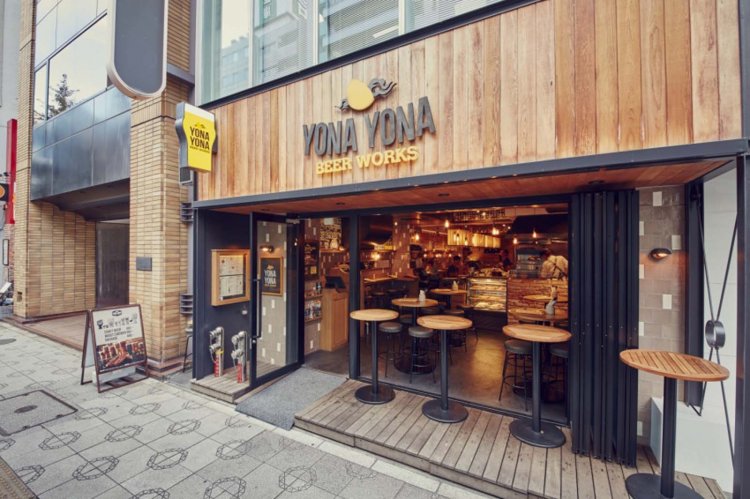 思わず足を運んでしまう。店頭では立ち飲みができるので、気軽にビールを楽しもう。