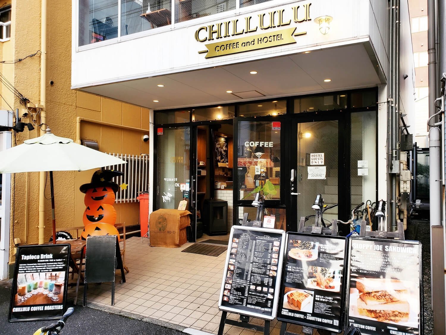 横浜中華街にあるこだわりのカフェでパンケーキと固めのプリン Chillulu Coffe チルルコーヒー 黒猫スイーツ散歩 横浜編 さんたつ By 散歩の達人