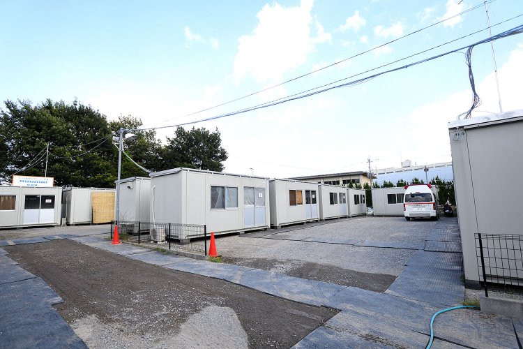 人工呼吸器完備の入院棟は、検査施設の奥にある。