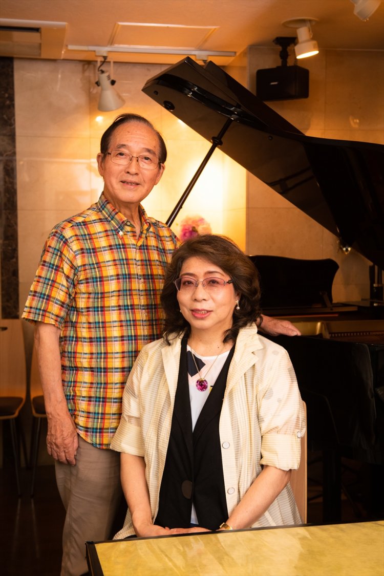 店の専務で声楽家でもある布施忠良さんと、鈴木オーナー。