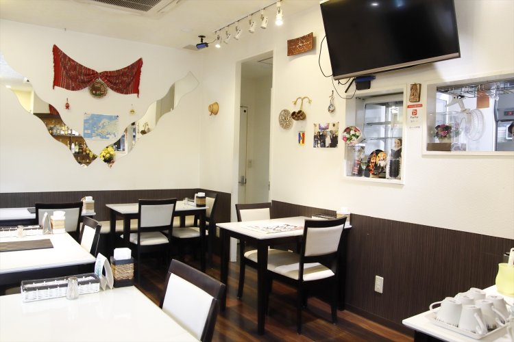 白を基調にした店内。さりげなく飾った小物が異国情緒を演出する。