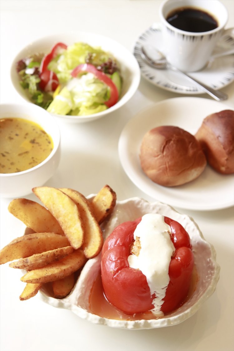 ルーマニア風パプリカの肉詰めは、生クリームが味のアクセント。