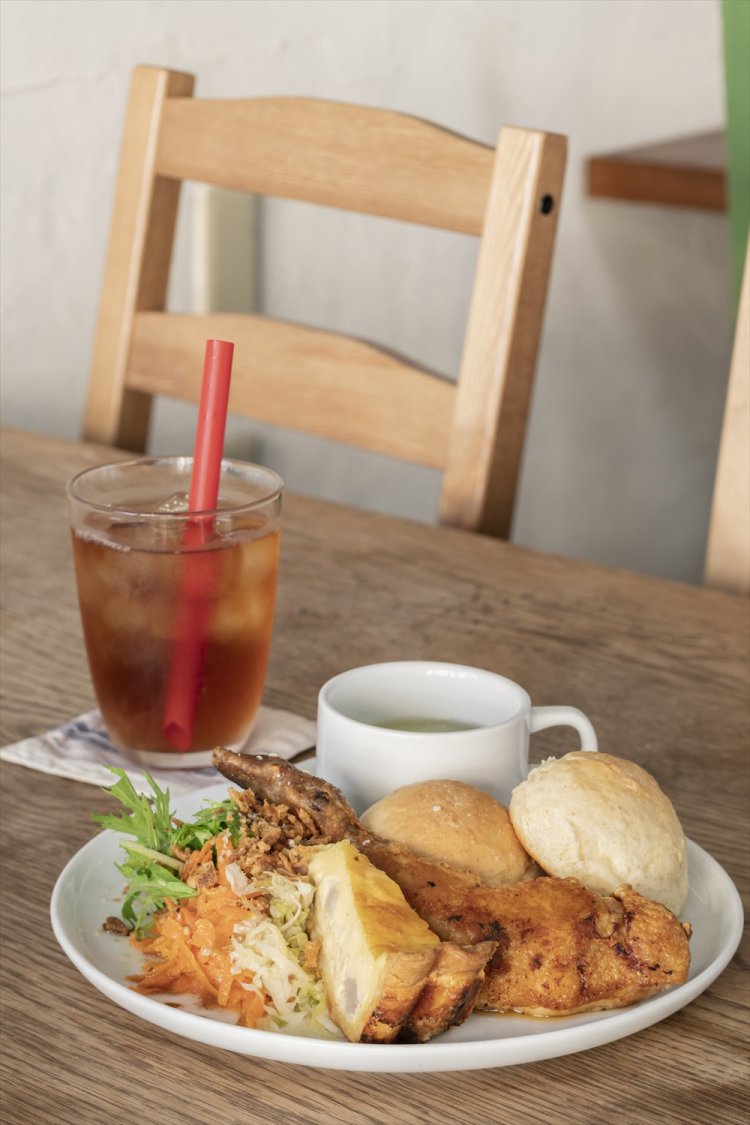 焼き立てキッシュと大山地鶏の骨付き鶏モモ肉のコンフィプレート（ドリンク付き）1848円。