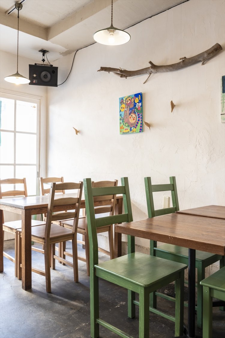 奥に板張りの部屋もあり、子供連れでも気兼ねなく利用できる。