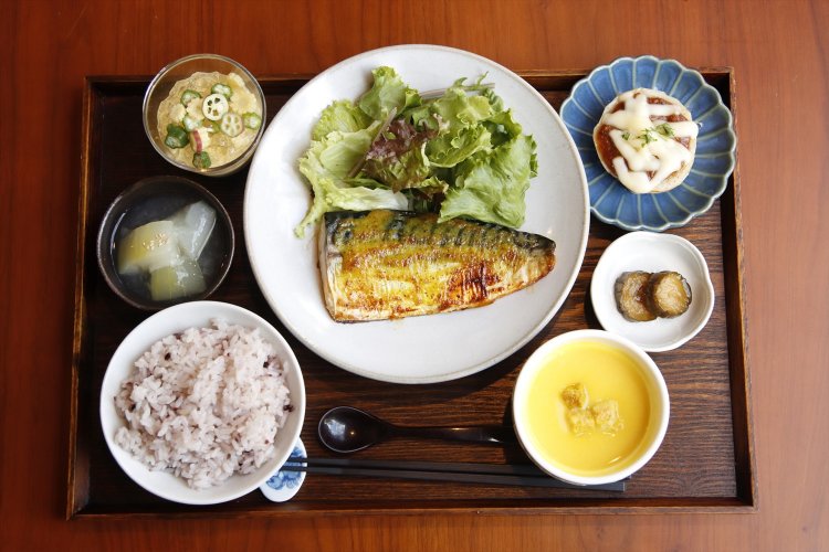 しましまランチ1000円。この日の主菜は鯖のカレーマヨソテー、副菜は白ナスの洋風田楽、コリンキのポタージュなど。