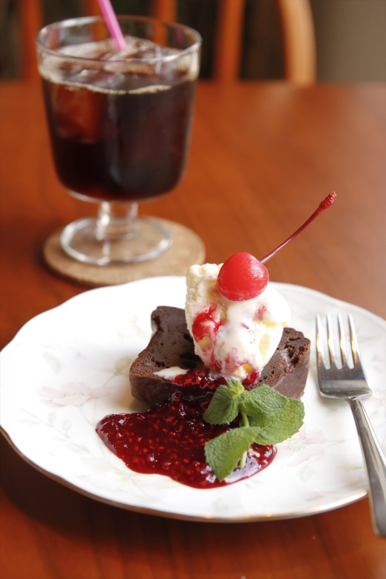 お豆腐のガトーショコラ300円。コーヒー 200円。