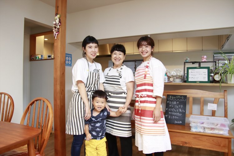 左から水本さんと息子の光亮くん、小松崎さん、スタッフの斉藤さん。