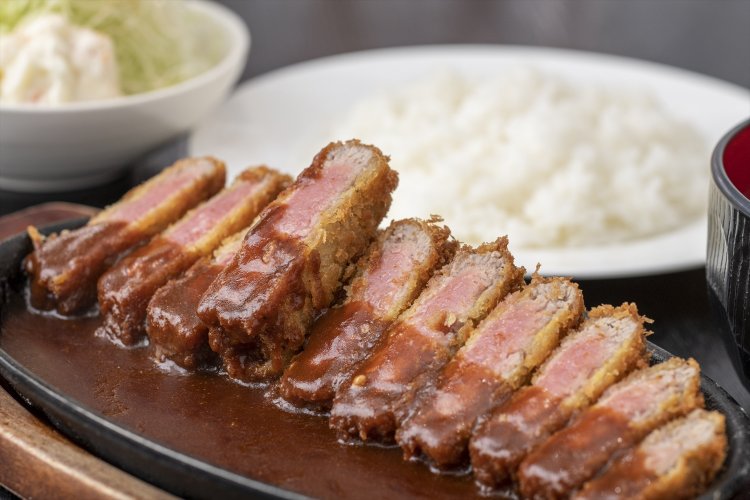 ビーフカツレツのソースは、デミグラスソースかガーリックオリーブソースを選べる。