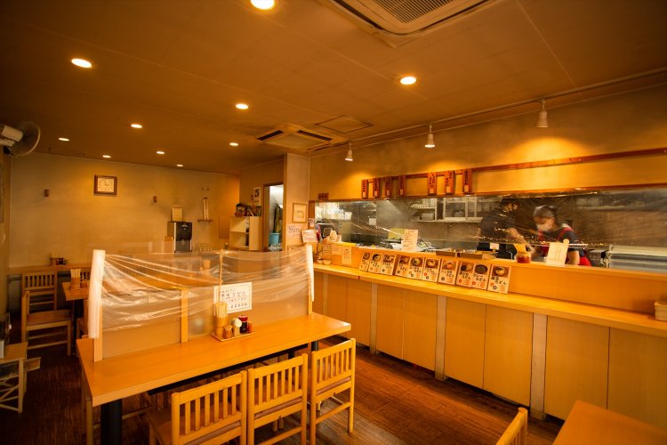 うどんは1玉～ 3玉から選び、カウンターに並ぶ天ぷらなどを皿に取り、精算するセルフスタイル。