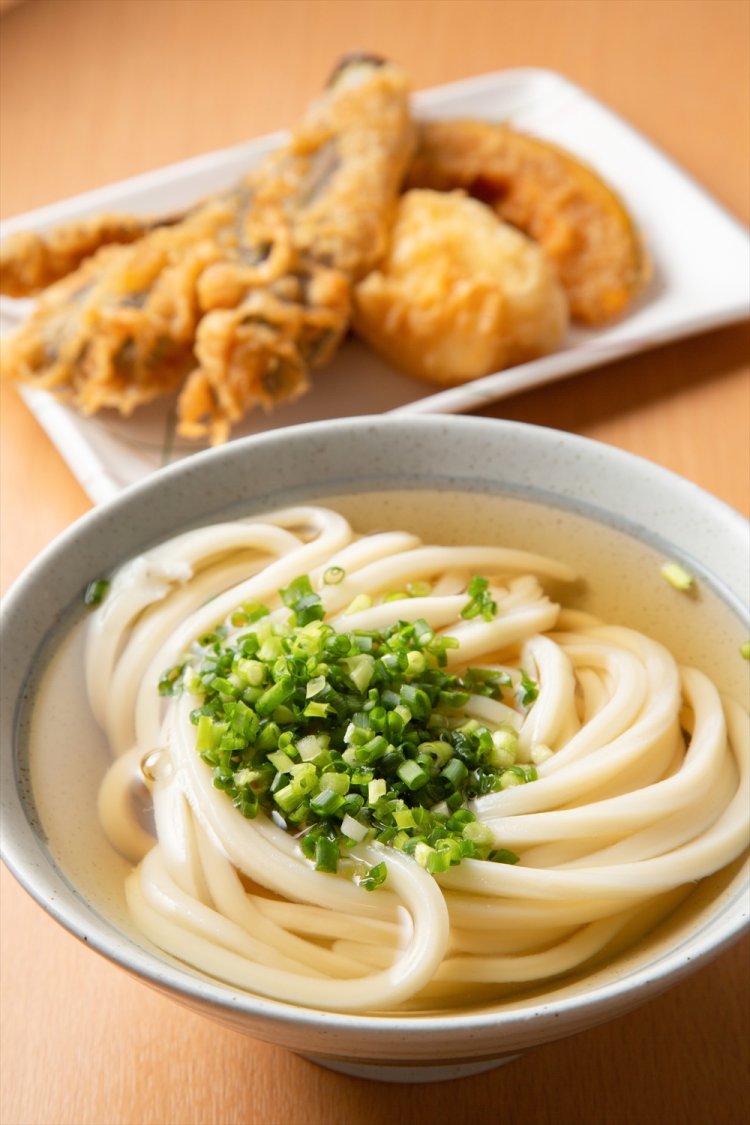 かけうどん1玉400円、野菜天ぷらなど各130円。