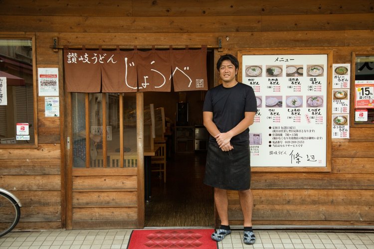 店主の後ろに掛かるのれんの文字は長嶋茂雄氏の筆。