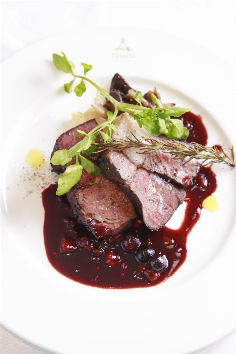 島根県産イノシシの低温ローストベリーと赤ワインソース2750円。