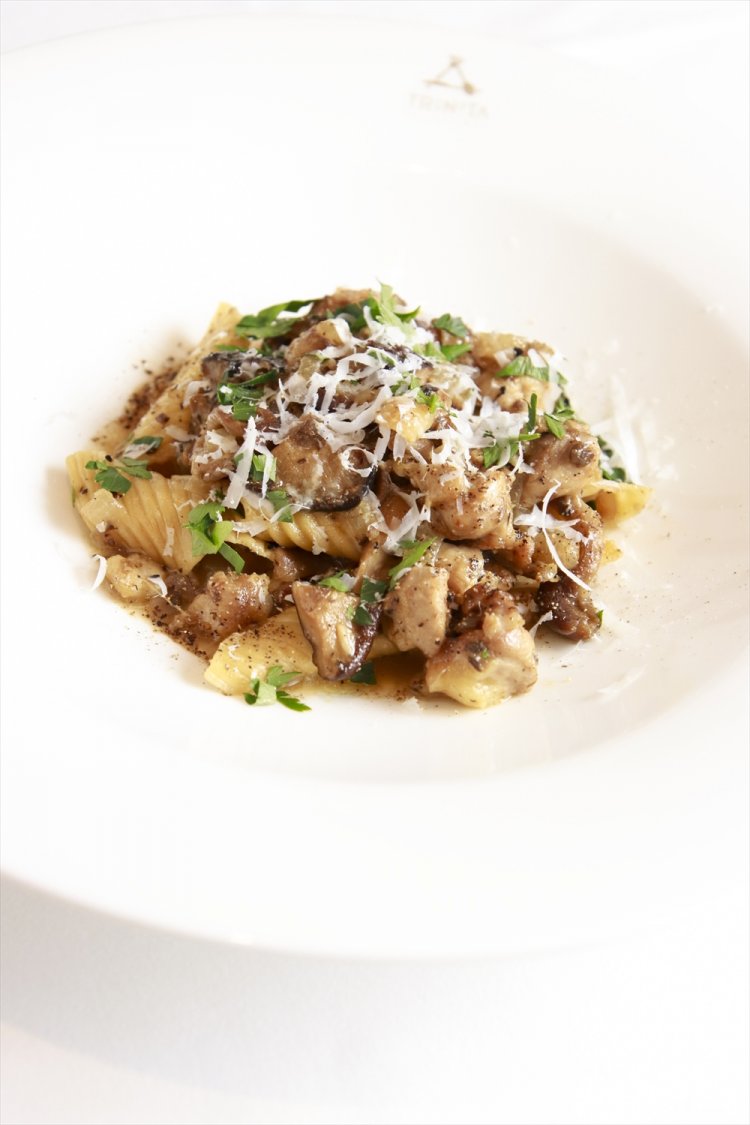 佐賀県産ふもと赤鶏と4種のキノコのトリュフ風味ソース自家製ガルガネッリ1650円。