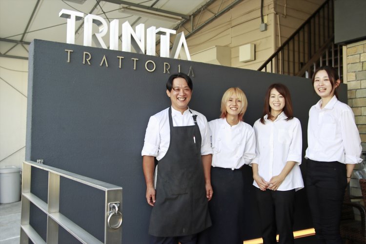 松崎シェフ（左）とスタッフの皆さん。