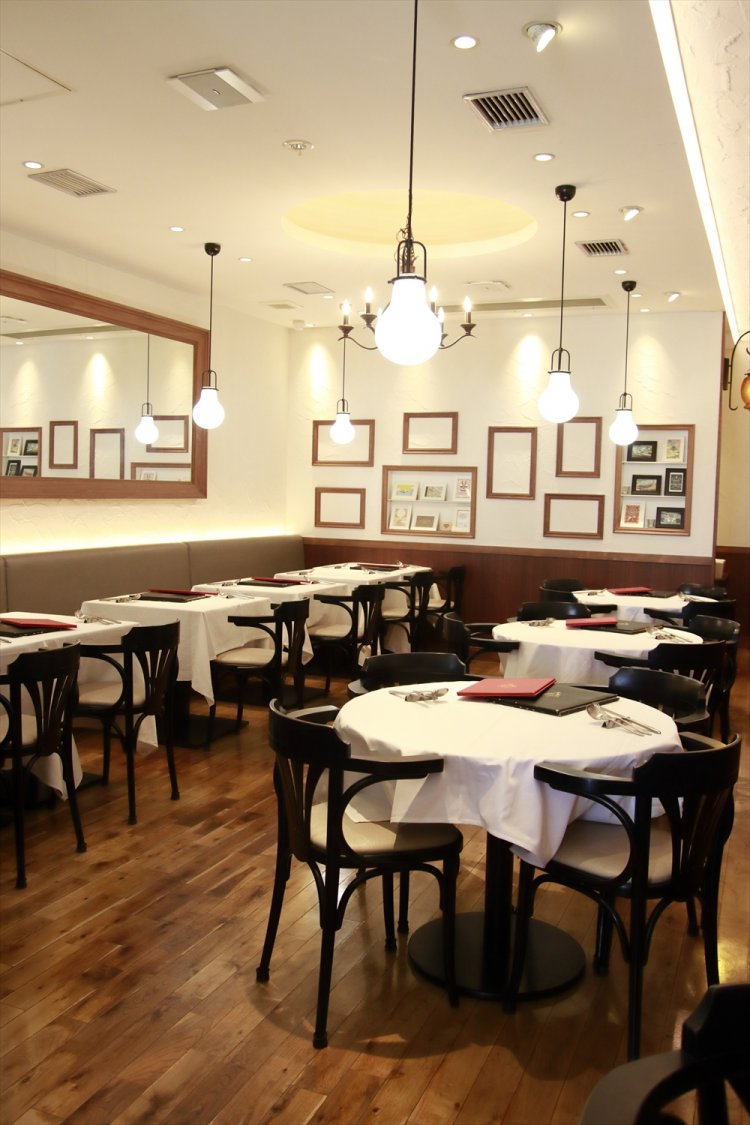 4人席がゆったり配され、天井も高く開放的。