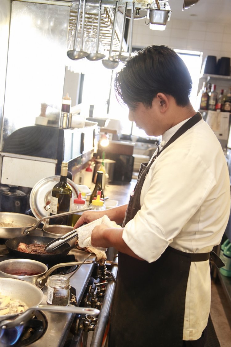 厨房では松崎シェフが腕をふるう。