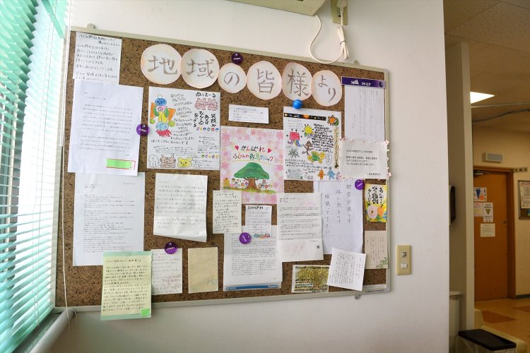 待合室には地域の人々から寄せられた感謝の手紙が掲示されていた。