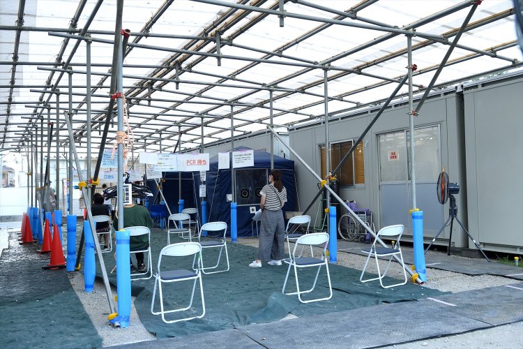 クリニックに隣接した空地に設置された発熱外来。検査は陽圧設備のあるテントで行われ、裏手には入院棟のプレハブもあった。