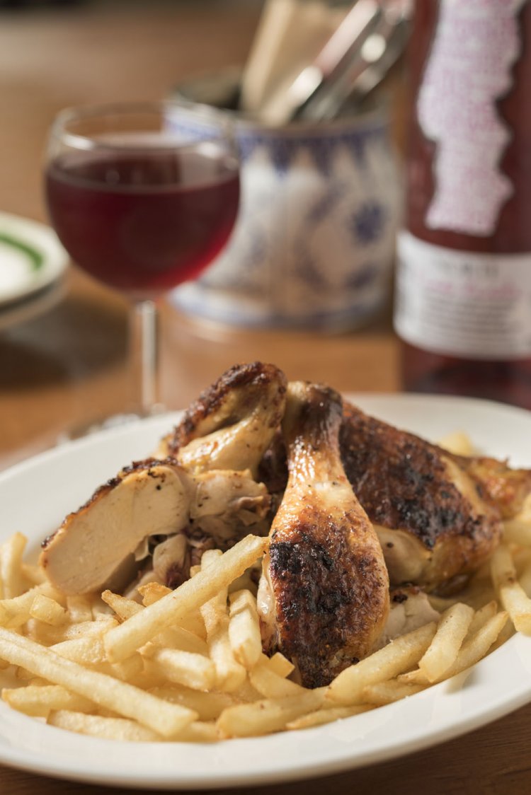 鶏の炭火焼き1/2羽1650円、ポルトガル産微発泡ワイン660円(グラス)。