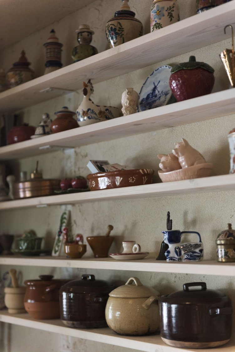 陶器が並ぶ棚。