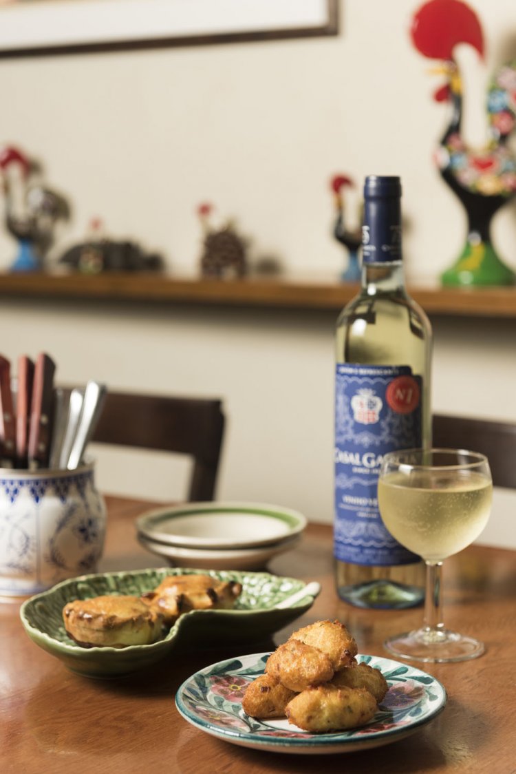 バカリャウのコロッケ660円、チキンパイ495円。