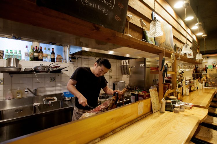 調理が見えるカウンター席。