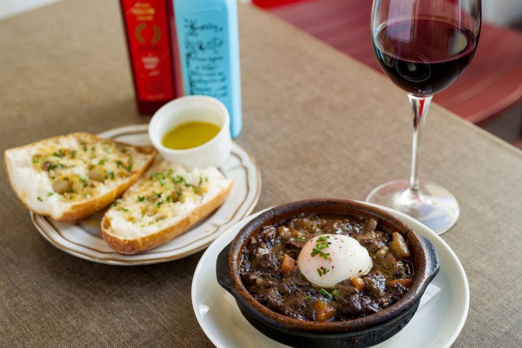 牛すじの赤ワイン味噌煮込み990円には、オリーブオイルを追加して。八丁味噌のコクと絶妙に合う。