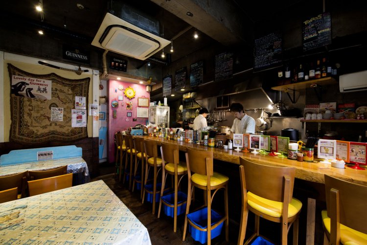 客層はおひとり様から家族連れまで。タパスメニューも充実。