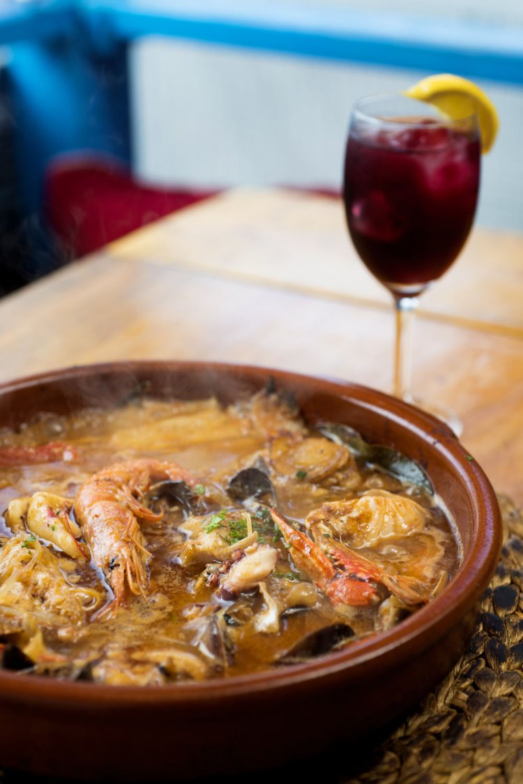 ブイヤベース1人前2200円、サングリア700円。