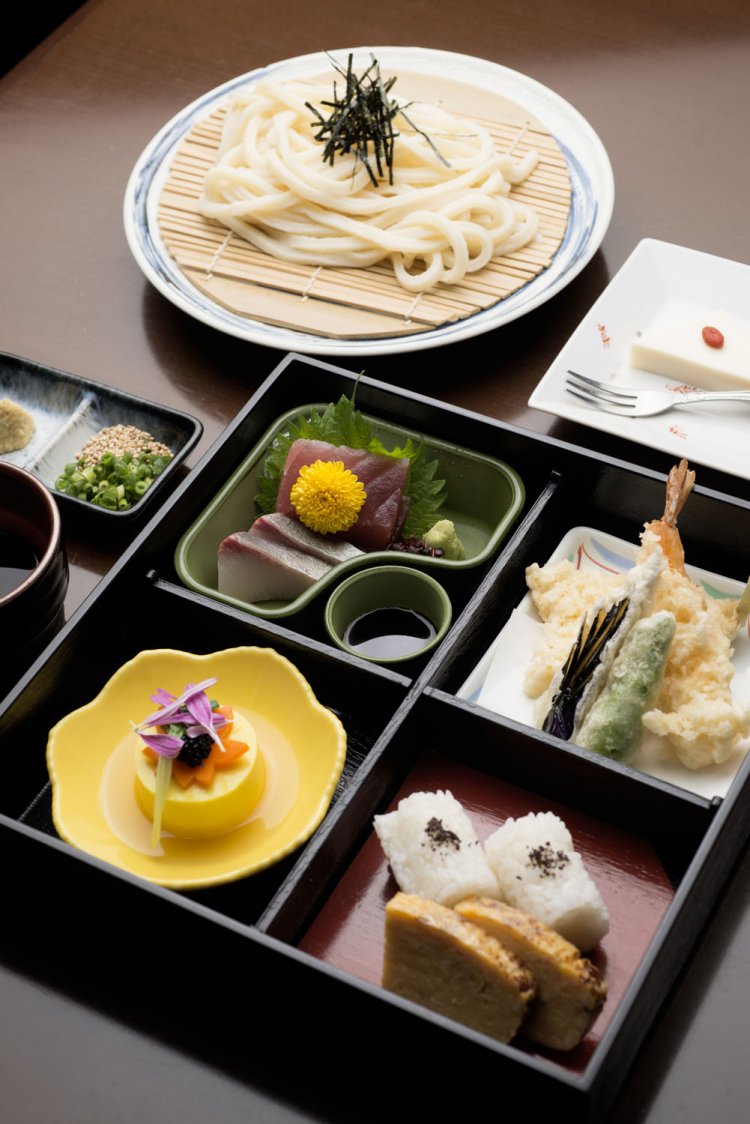 天忠ランチ1880円。自家打ちうどんも付く。