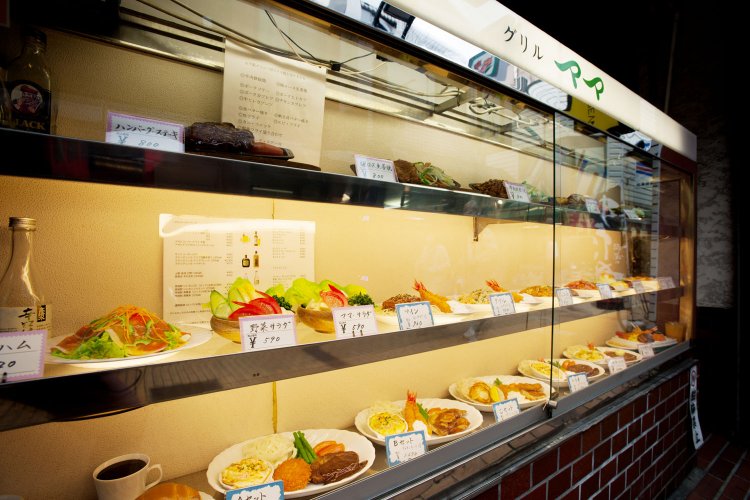 店頭には昔ながらのショーケース。