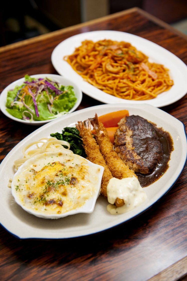 人気の3品が揃うトリオ(ハンバーグ・エビフライ・チキングラタン)1180円は、ライスを付けずとも満腹必至のボリューム。スパゲティ・イタリアン780円。