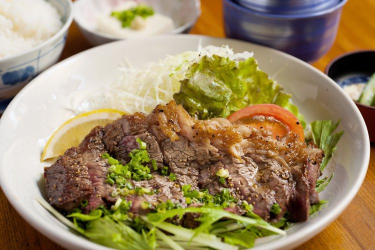 牛焼肉定食1000円。味噌汁、お新香、小鉢付き。