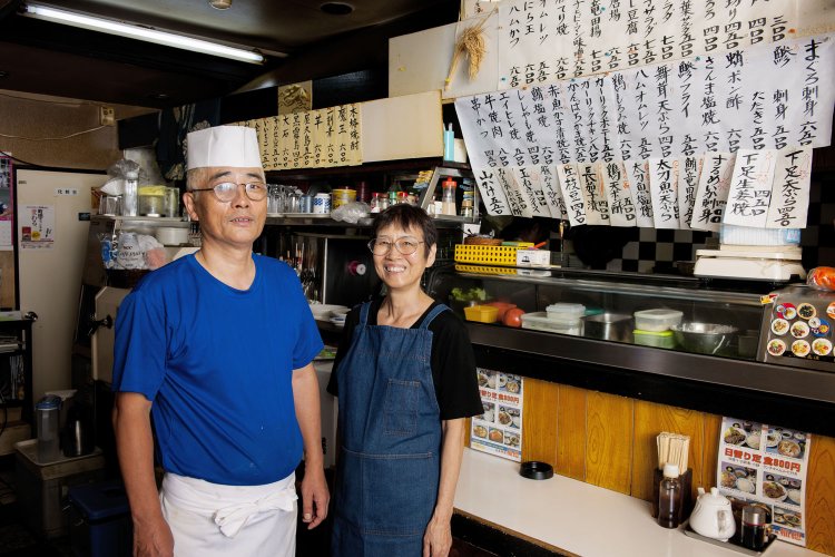 店主の岩西秀明さんと奥さん。温かい店の雰囲気も魅力。